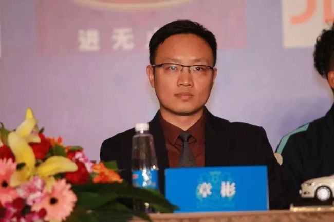 骚美女扒开腿让男的桶