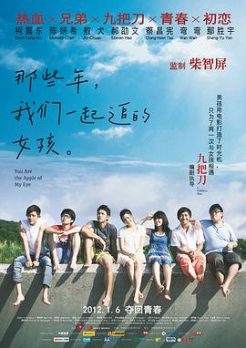 瀑布下的中年妇女
